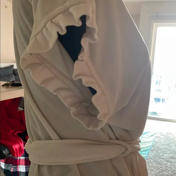 Steve Madden White Ruffle Robe - Picture 3 of 6
